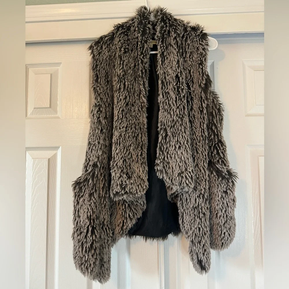 Democracy Faux Fur Vest - Picture 4 of 9